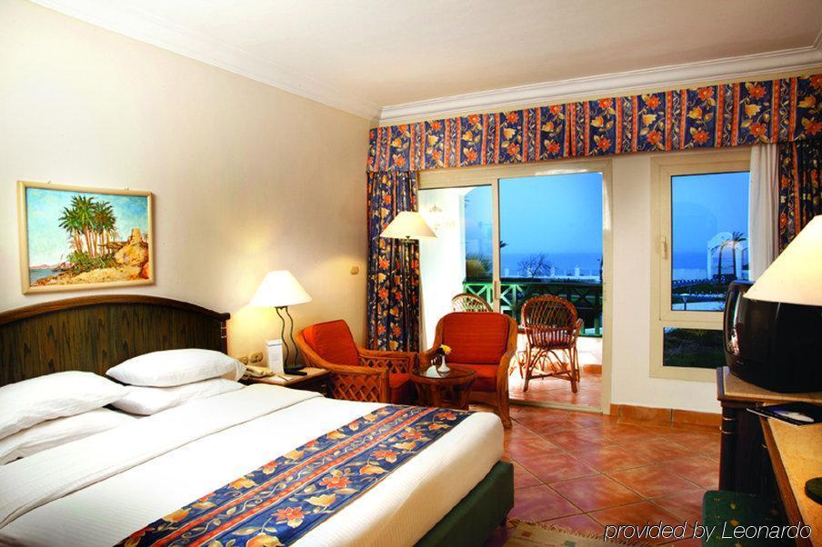 Habitación Triple Deluxe con vistas a la piscina