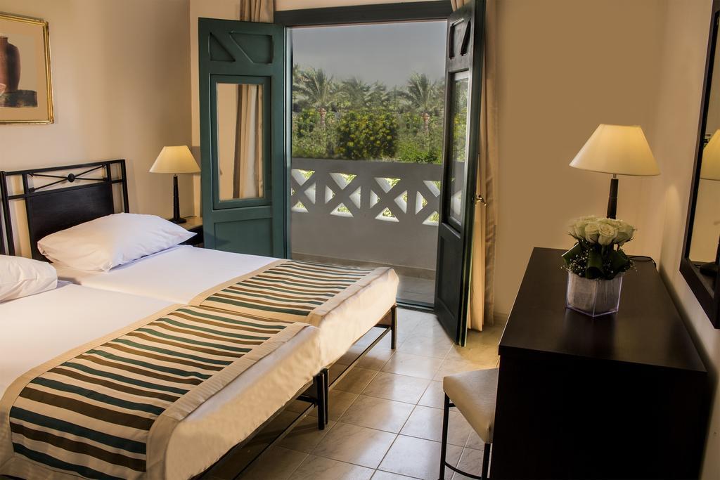 Camera Standard con Letto Queen-Size o 2 Letti Singoli - Vista Piscina
