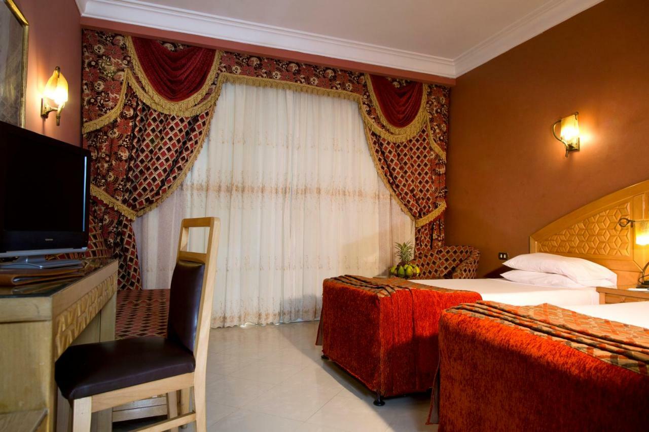 Dreibettzimmer mit Poolblick